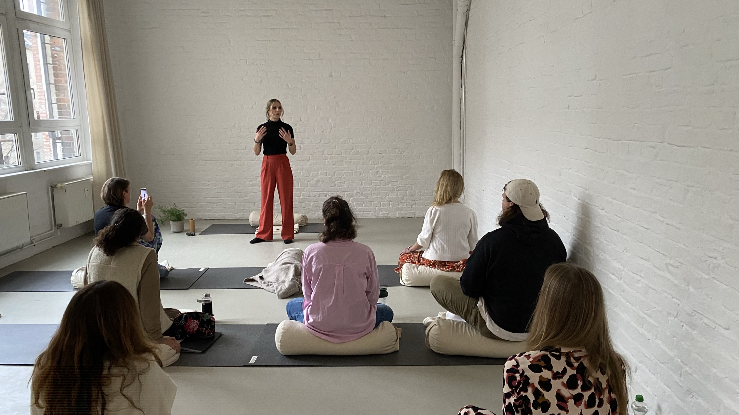 Marlis leitet eine PSYCHEDELIC BREATH Session mit einer Gruppe an